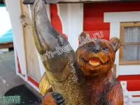 Деревянная скульптура "Медведь со щукой"