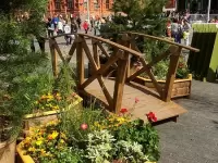 Деревянная клумба для дачи с дном