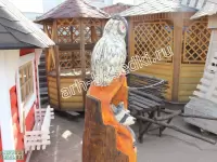 Деревянная скульптура "Сова с Енотом"