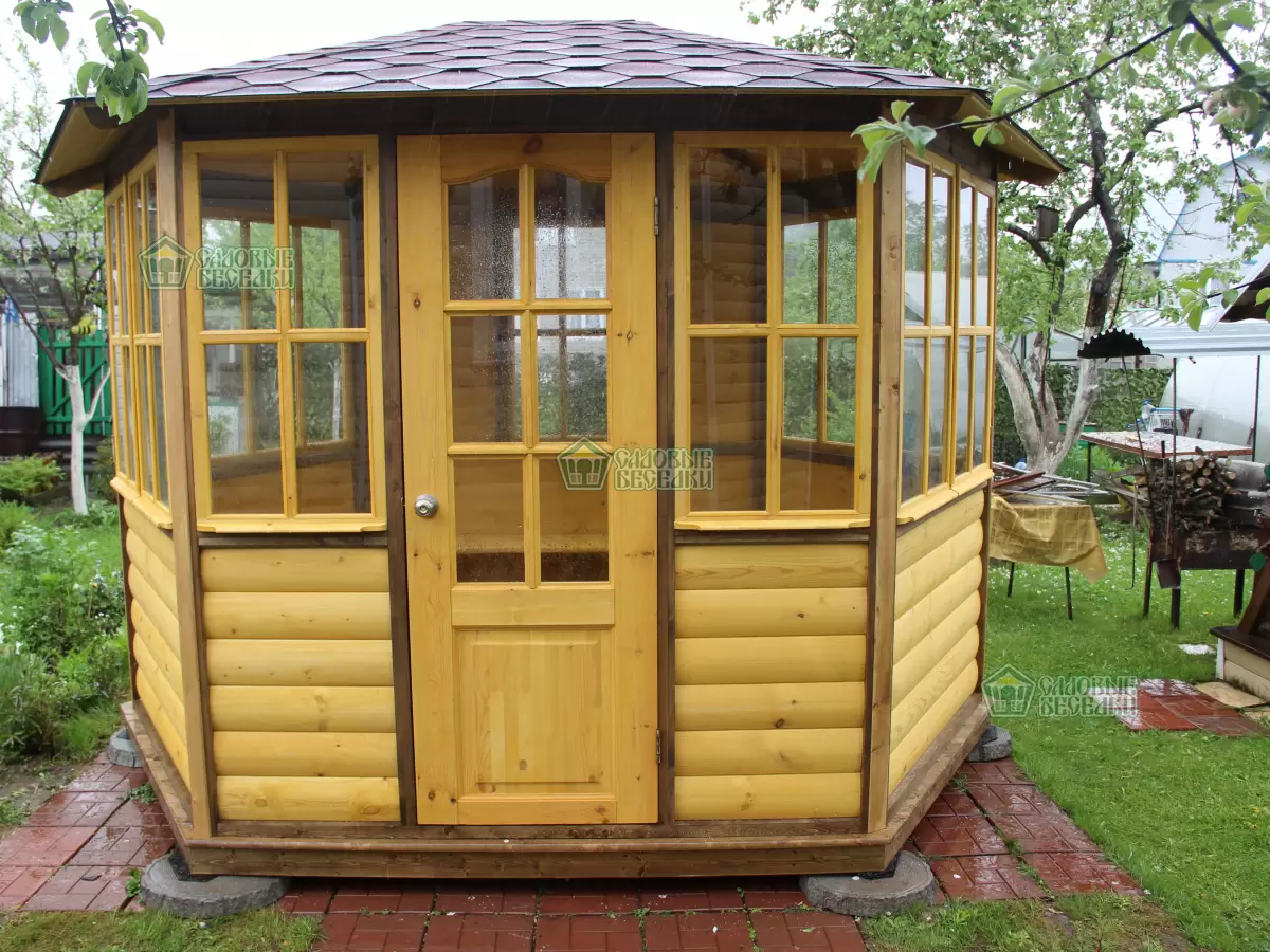 Застекленная овальная беседка