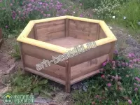 Деревянная клумба для сада с дном