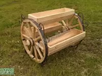 Цветник на деревянных колесах