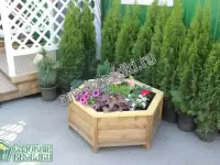 Деревянная клумба для сада