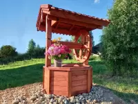 Деревянный колодец резной с воротом