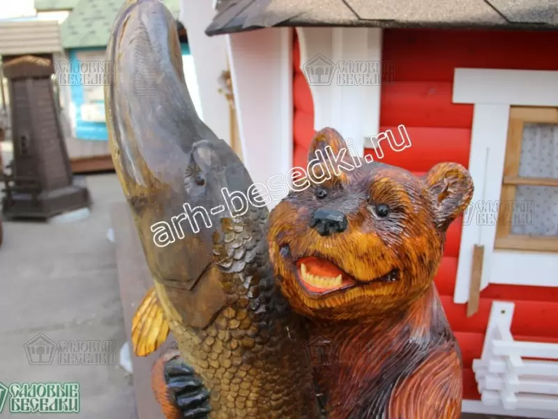 Деревянная скульптура "Медведь со щукой"