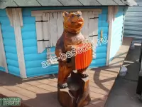 Деревянная скульптура "Медведь с гармошкой"