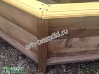 Деревянная клумба для сада с дном