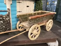 Декоративная деревянная телега средняя
